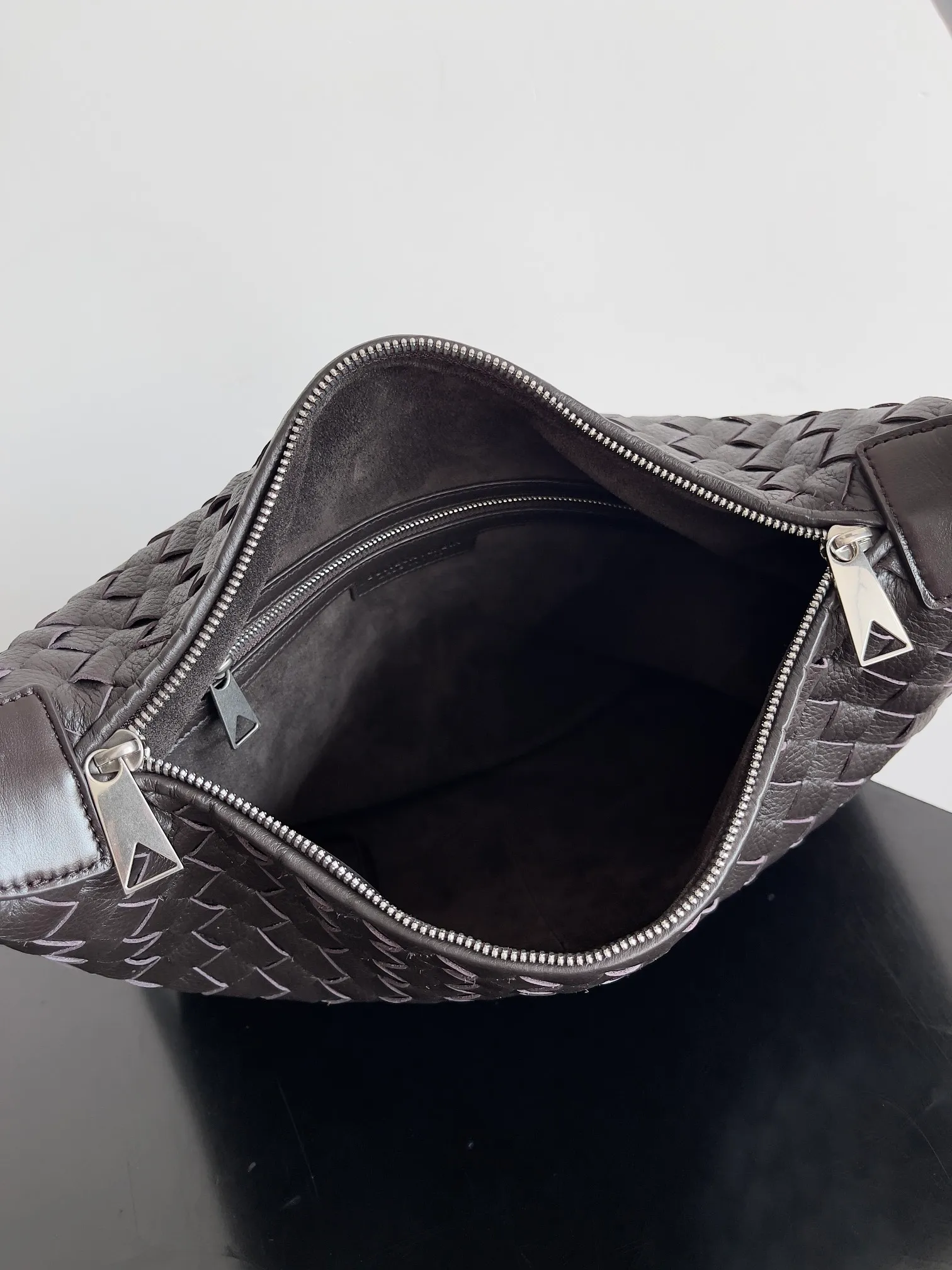 Batch 2360 BOTTEGA VENETA's new Traveler deerskin series is here! The travel season is coming soon, and I believe you must need a large-capacity and simple bag. This new Traveler is very in line with the current travel craze. The whole bag is designed with deerskin and is made of the highest quality leather. It feels tougher to the touch. The super large capacity is suitable for short trips. Traveling with friends and family does not require carrying heavy luggage. It is also very convenient for friends who often travel for work. You can carry two changes of clothes and a computer with you. It also comes with an adjustable shoulder strap to free your hands. Style number: 815748 Size: 35*29.5*8.5cm